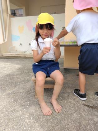 アイスクリームに見立てた色水を食べている