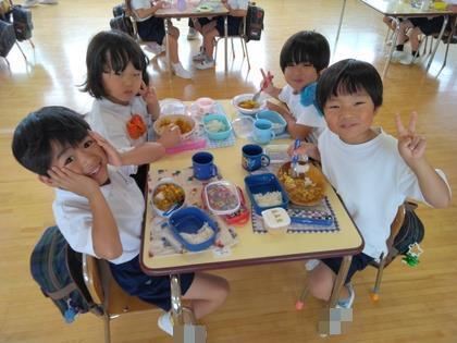 みんなでカレーを食べている