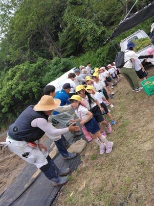 地域の方にお礼の気持ちを伝えている