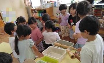 楽器の音に気付いた年少組が年長組の部屋に来たところ