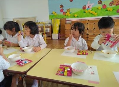 おやつを食べる年少組