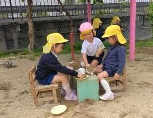 レストランごっこをしている