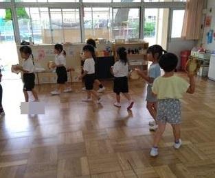 楽器を鳴らしながら歩いている