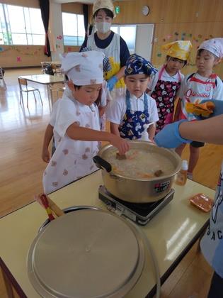 カレールーを入れている