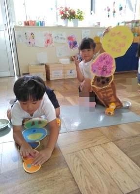 何段にも重ねたアイスを作り上げている