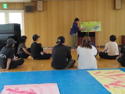 親子で絵本を見ている