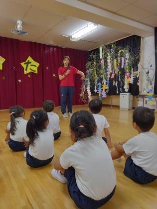 一つ一つの笹飾りの意味を聞いている