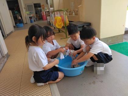雑巾を絞っている