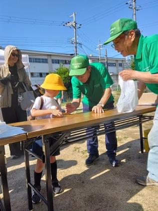 お店の方に会計をしている