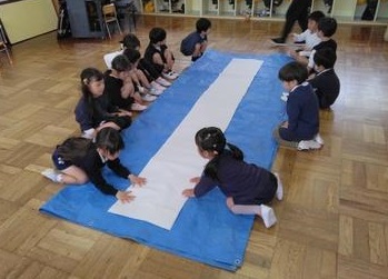 大きな紙を何に使うか聞いている