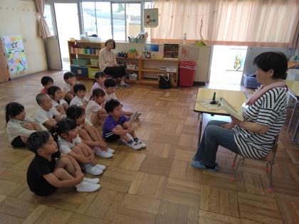 詩の朗読を聞いているところ