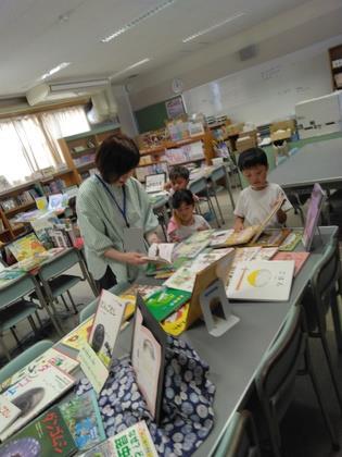 司書の先生と一緒に本を選んでいる