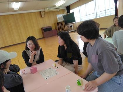 おはなしすごろくをしている