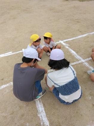 自分の名前を言い合っている