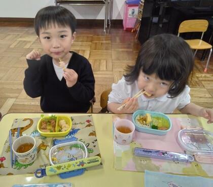 お弁当を食べているところ