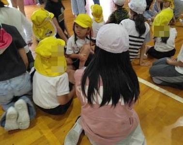 体育館に集まっているところ
