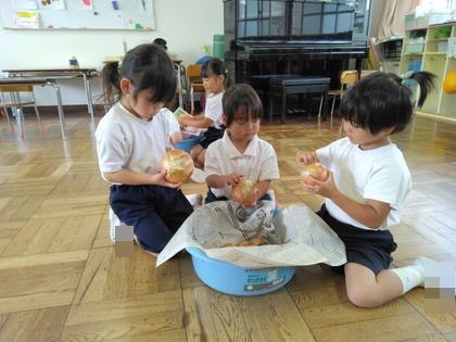 年少組が玉ねぎの皮むきをしている