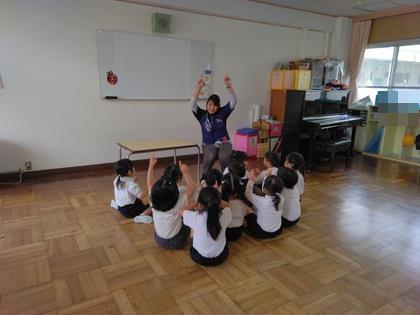 手遊びをしている