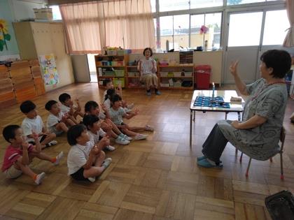 おはなしの間に手遊びをしているところ