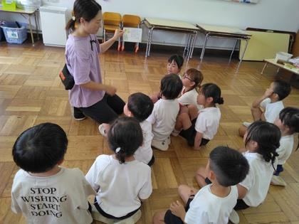 星から来た手紙を読んでいる