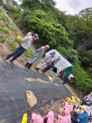 地域の方に自己紹介をしていただいている