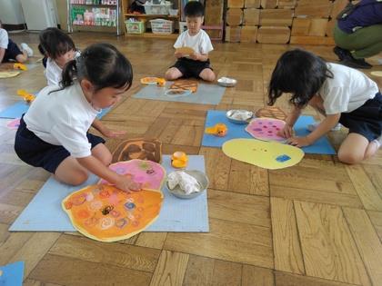 アイスとコーンを貼り合わせている