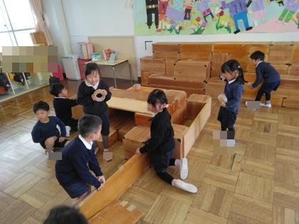 きりんの部屋で初めて大型積み木をしている