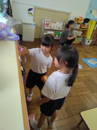 制作前にのりを準備している