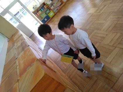 年長組の積木を紹介している