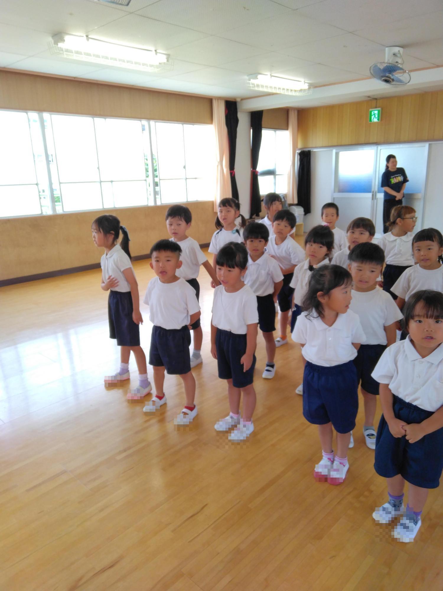 園歌をうたっているところ