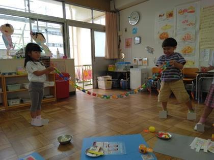 輪つなぎをつくっているところ