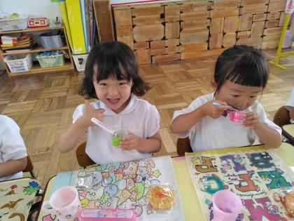 おやつのゼリーを食べているところ