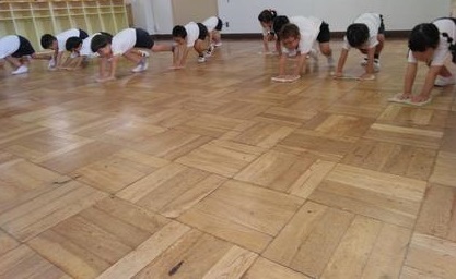 雑巾をかけている年長組