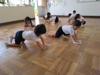 雑巾で床を拭いている