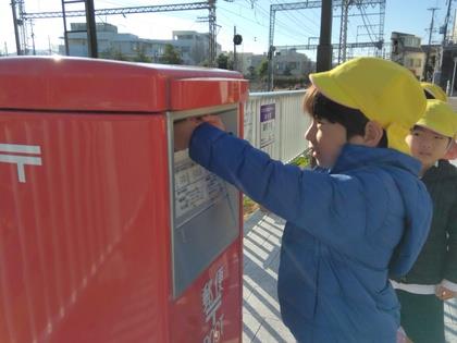 ポストに年賀状を入れました