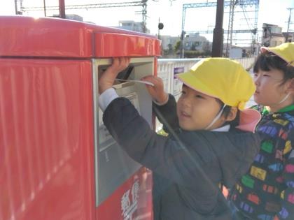 ポストに年賀状を入れました