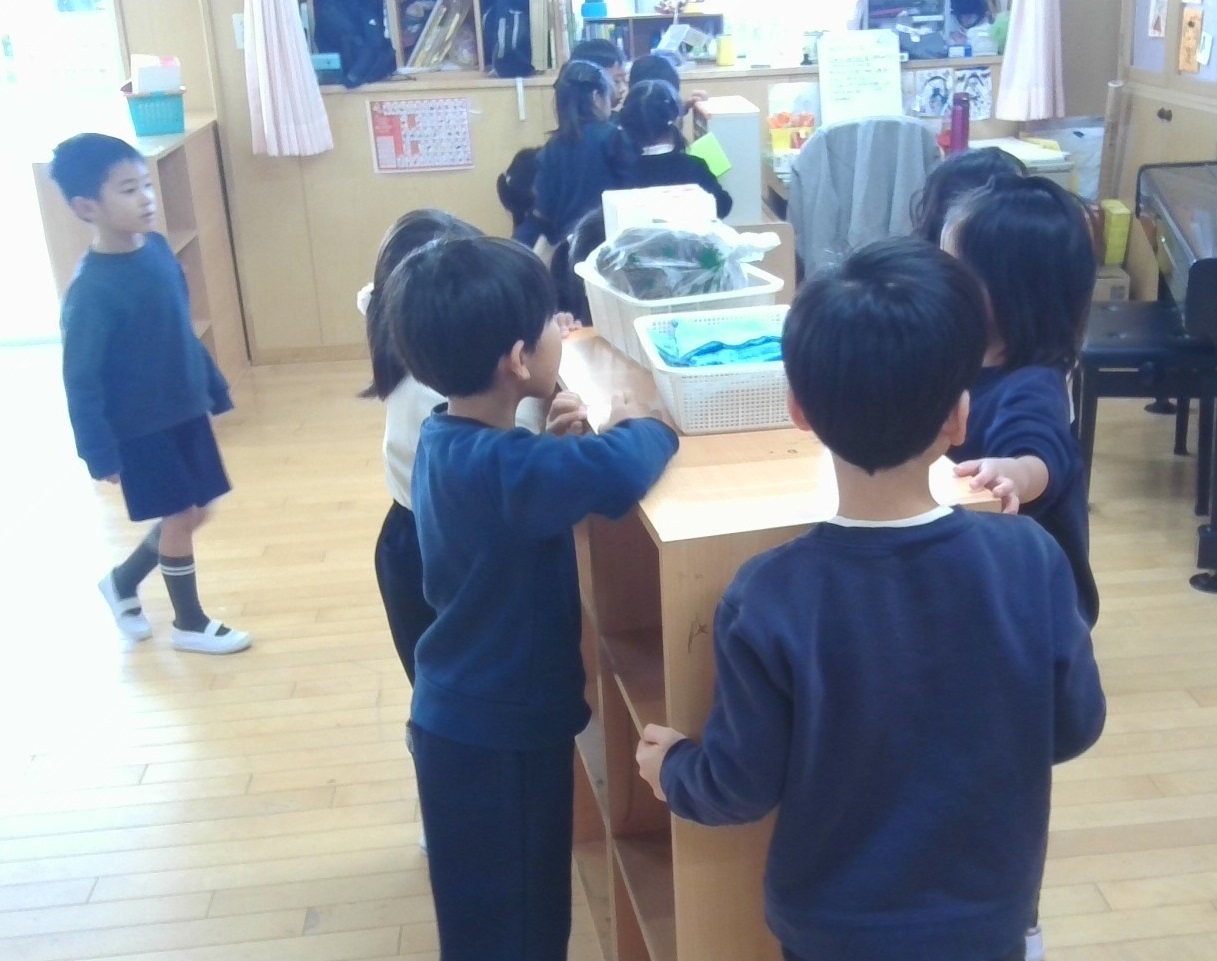 大掃除をする子ども達