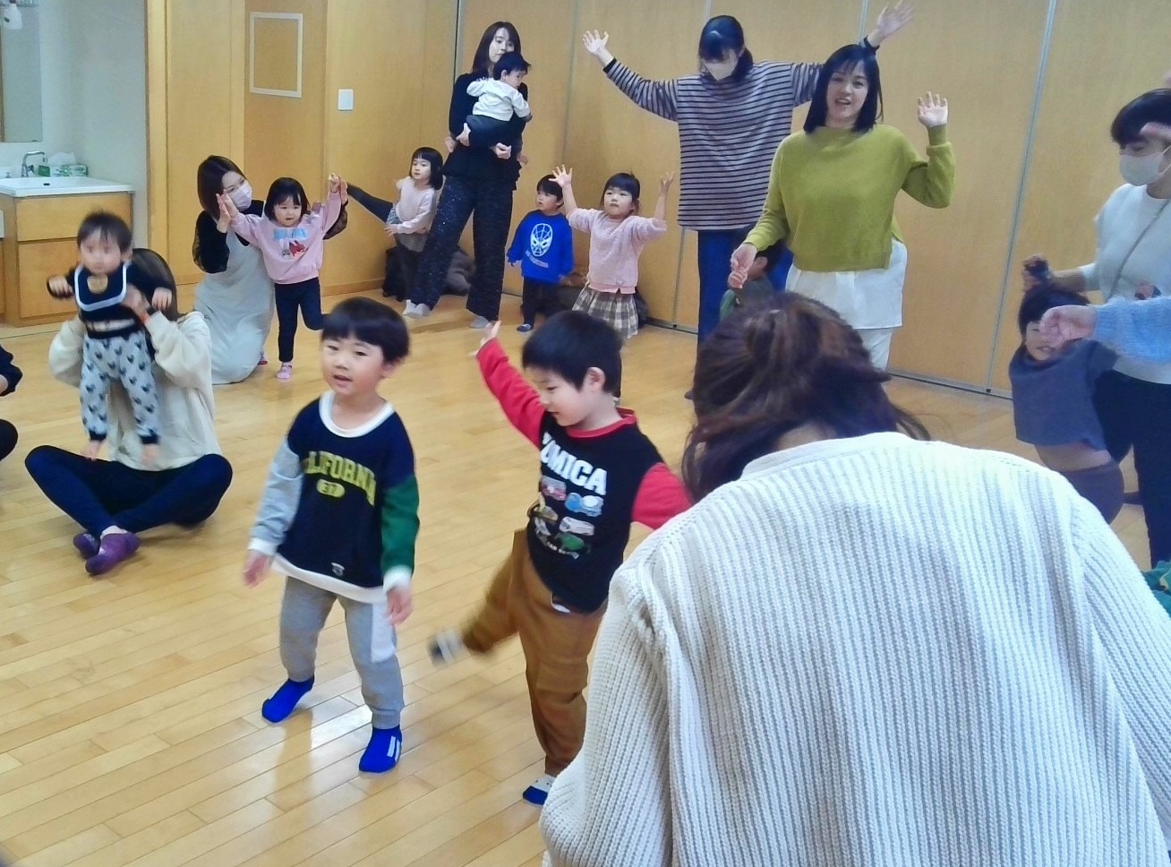 体操する子ども達