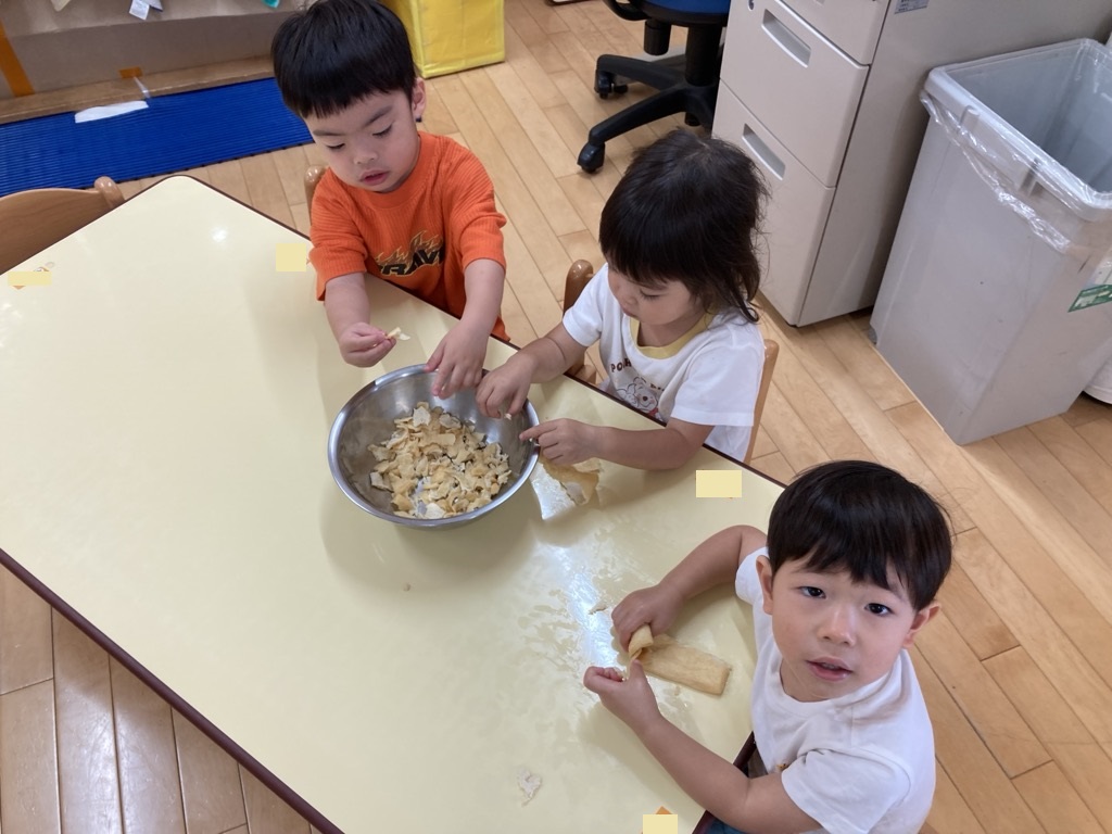 あげをちぎる子ども達