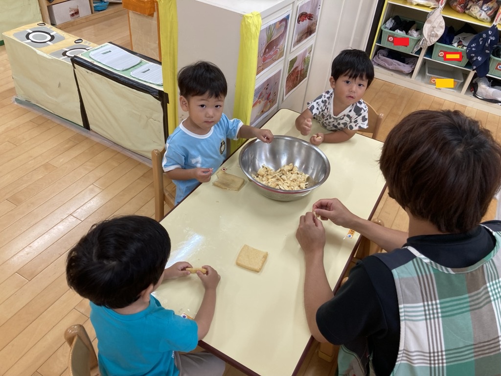 あげをちぎる子ども達