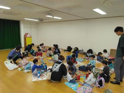 お弁当を食べる子ども達