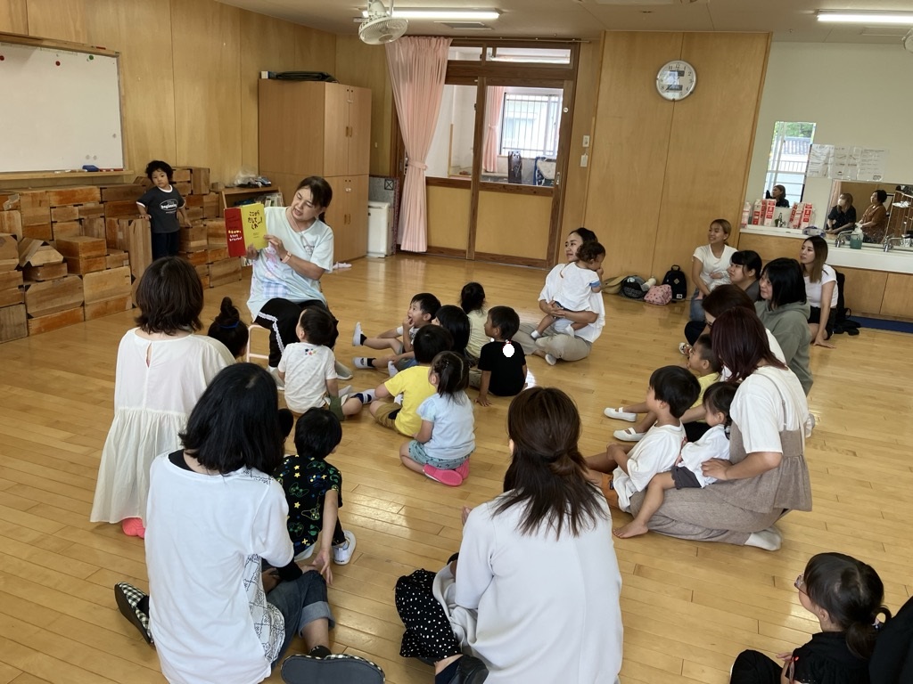 絵本を見る子ども達