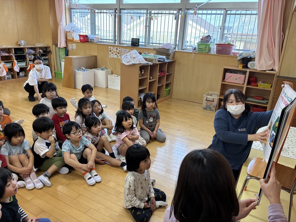 地震の話を聞く子ども達