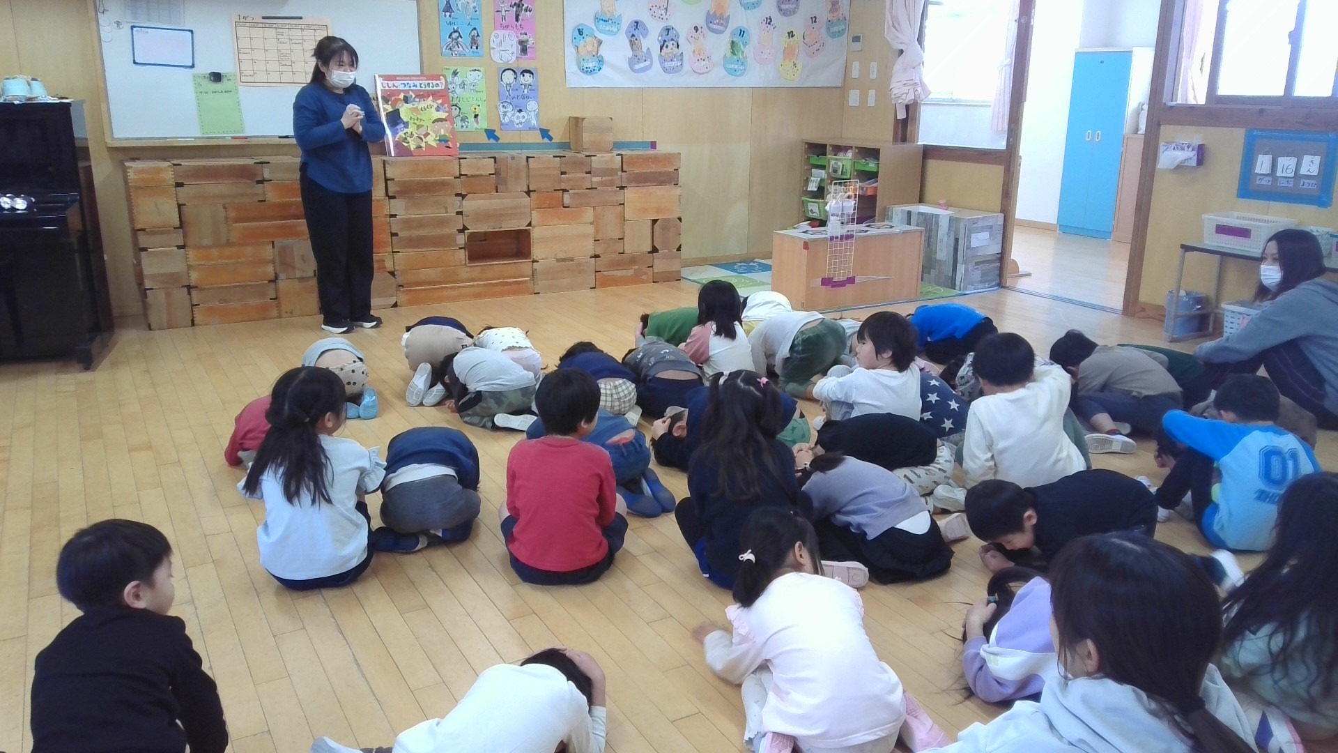 地震の話を聞く子ども達