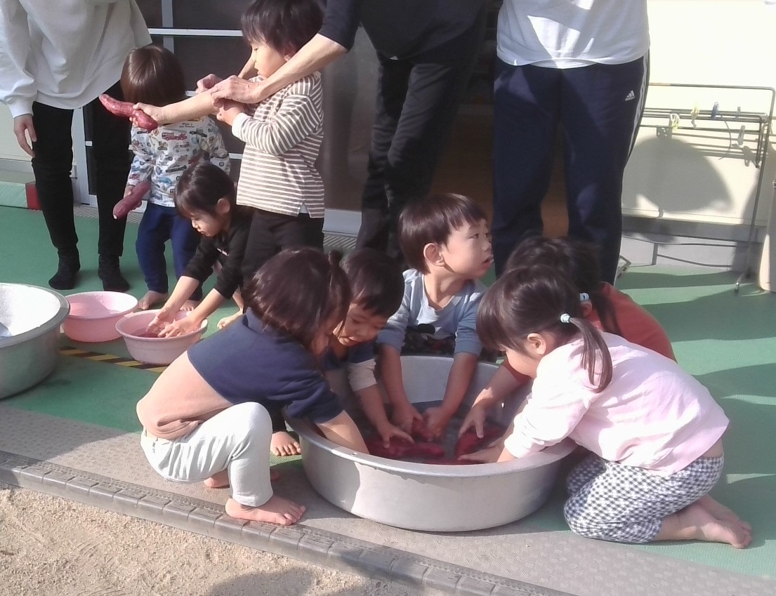 芋を洗う子ども達