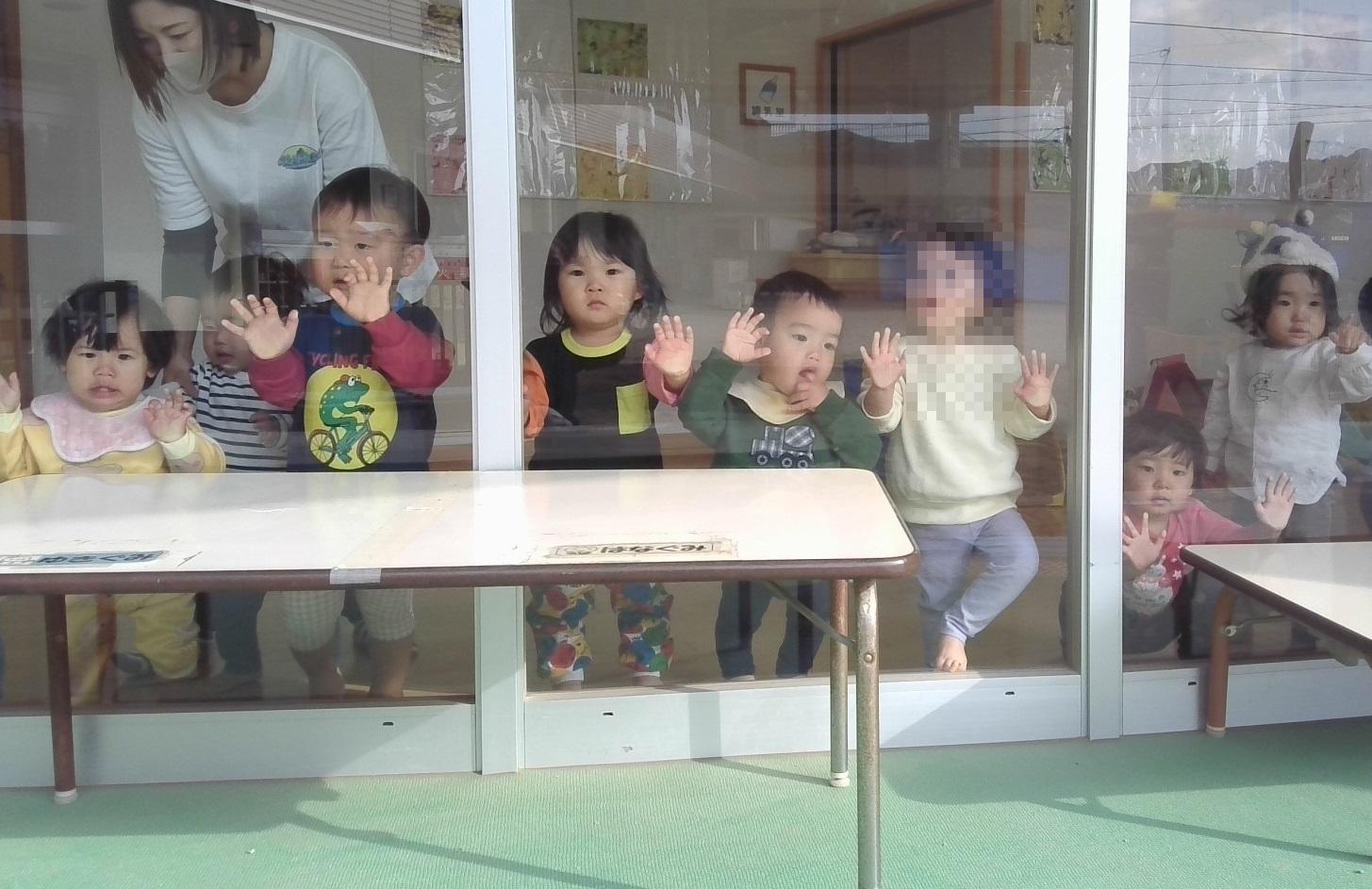大鍋を見る0,1歳児
