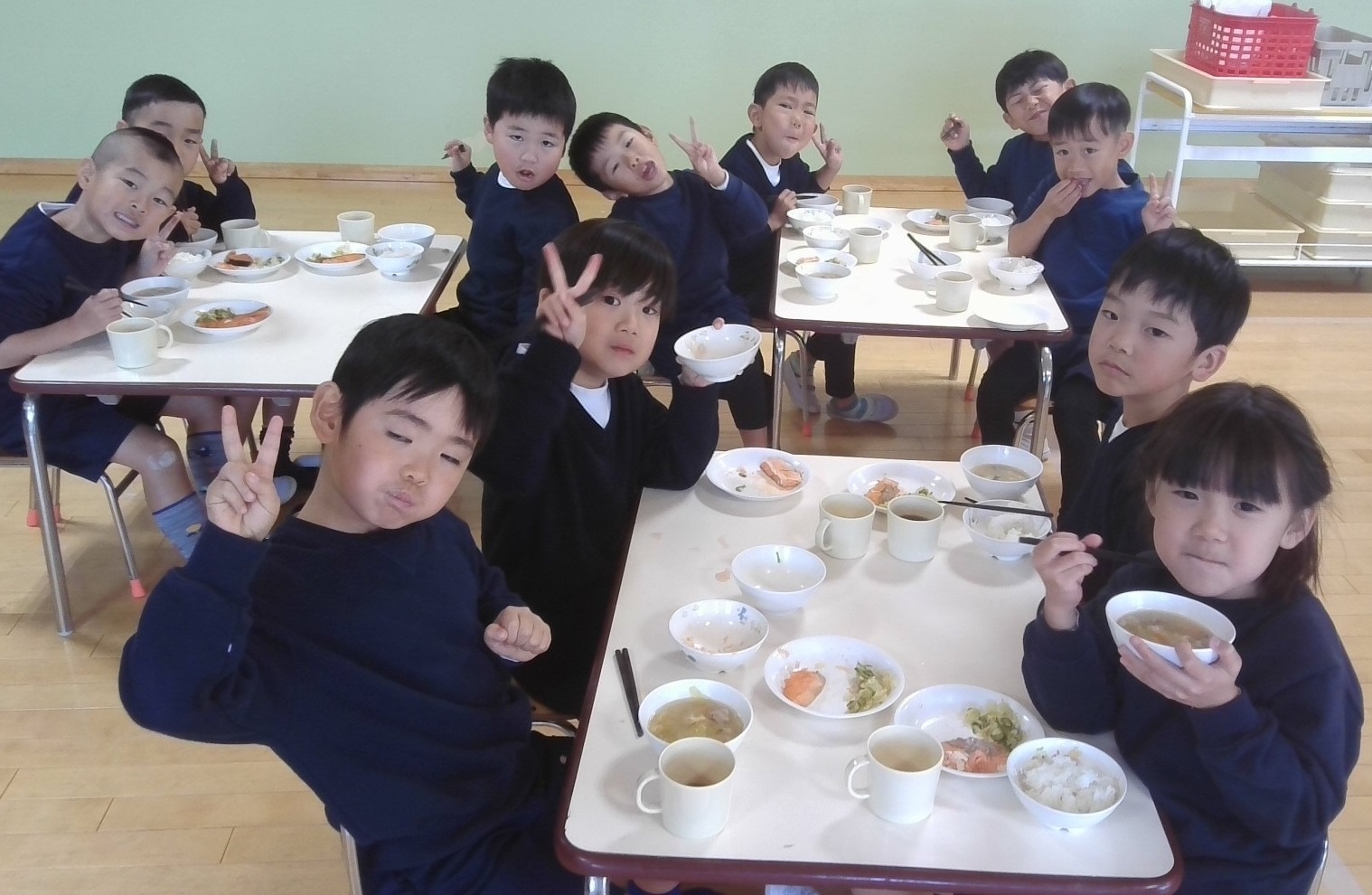 いも汁を食べる5歳児