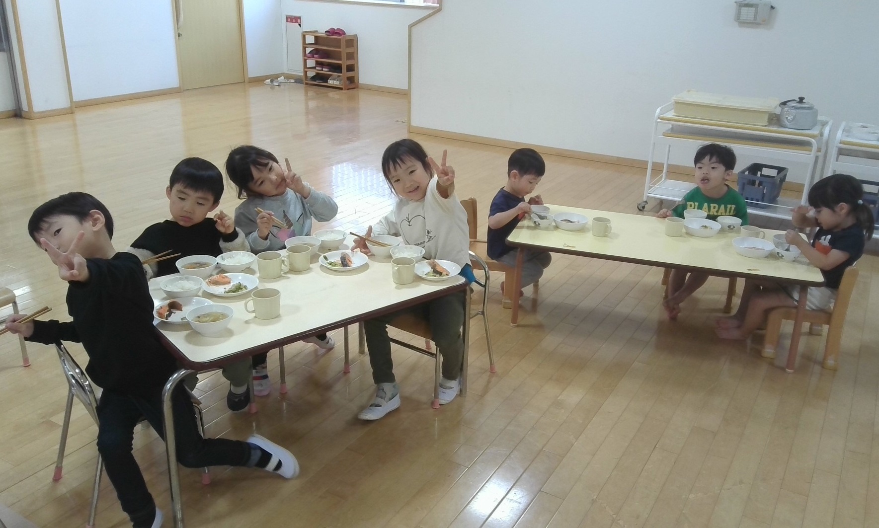 いも汁を食べる2,4歳児