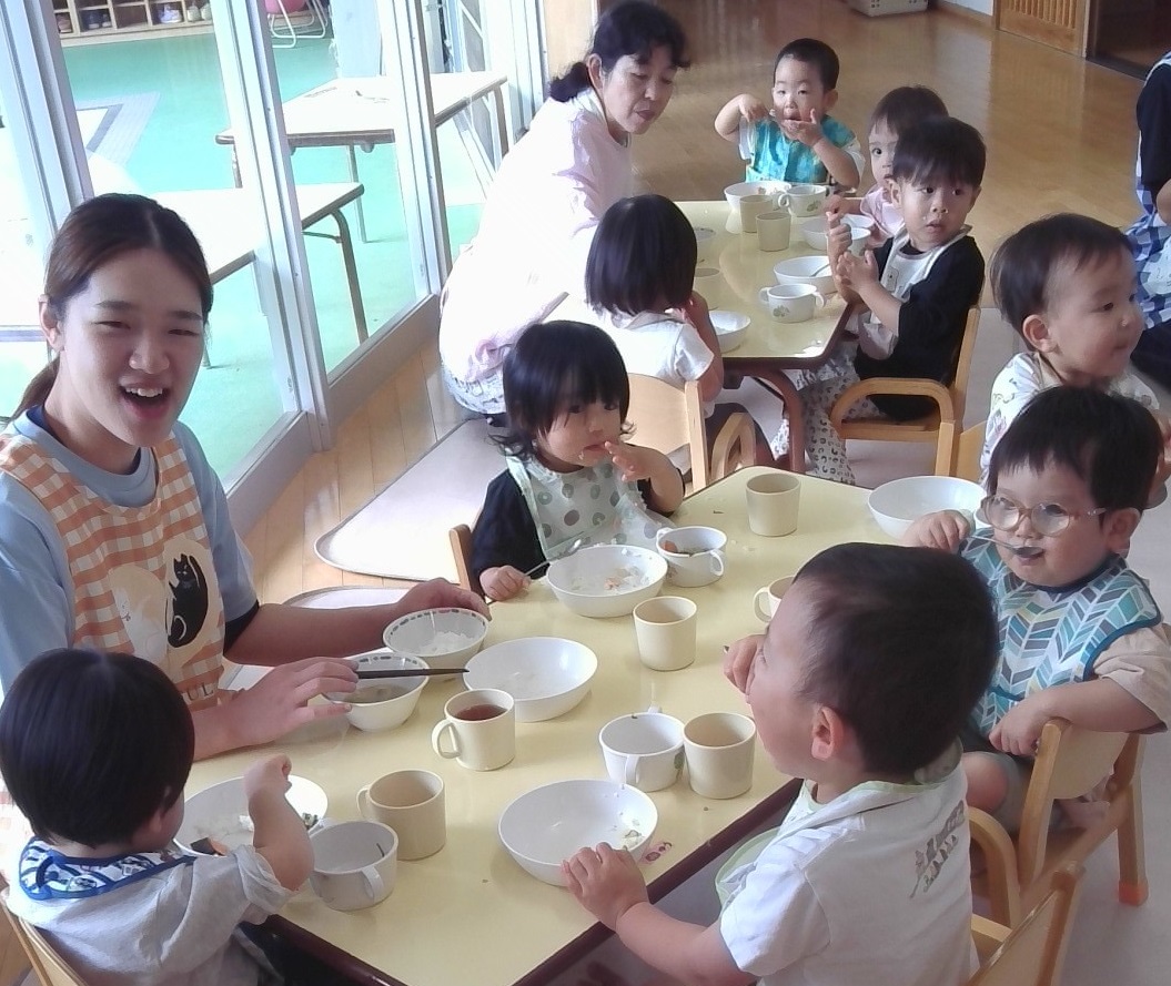 いもl汁を食べる1歳児