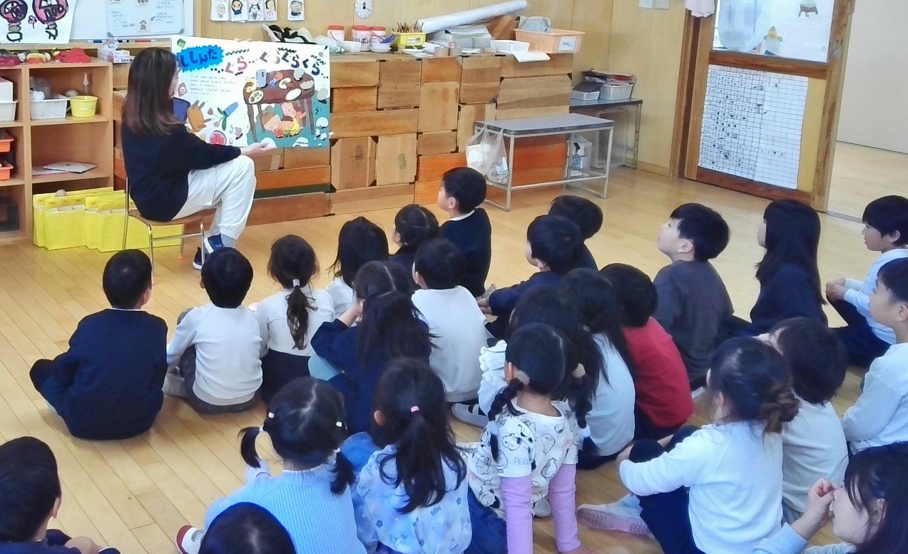 地震の話を聞く子ども達